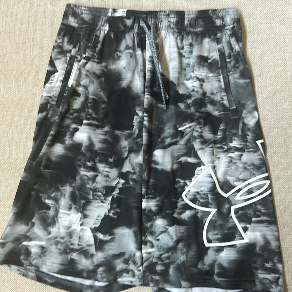Under Armour boys size XL black and white graphic  shorts